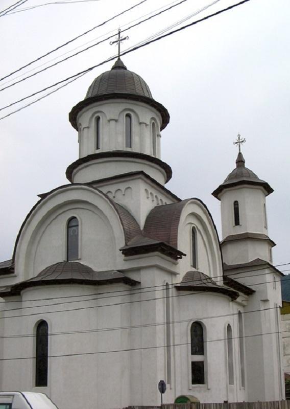 Biserica - vedere exterioară